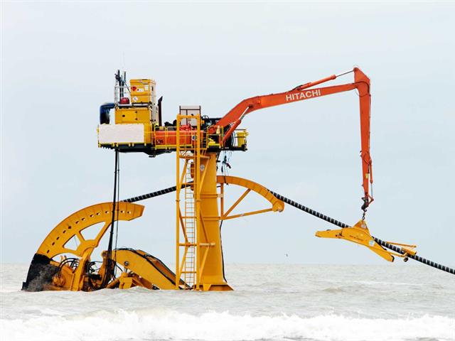 Máy đào rãnh Hitachi Sunfish sử dụng tại trang trại điện gió ngoài khơi
