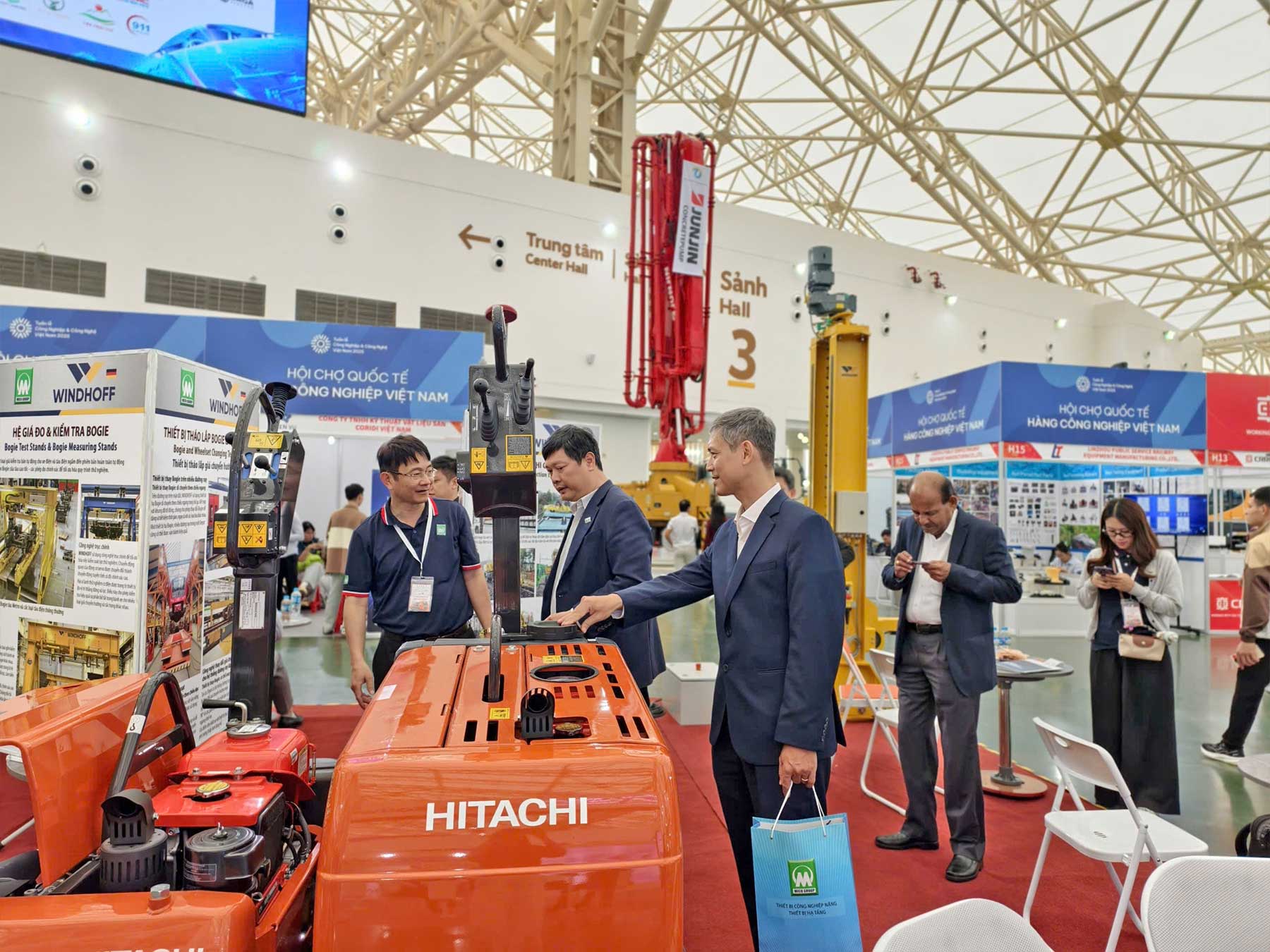 Xe lu dắt tay Hitachi ZV650W 665kg & ZV550WL 565kg&nbsp;tại Triển lãm VRT&CON'2025