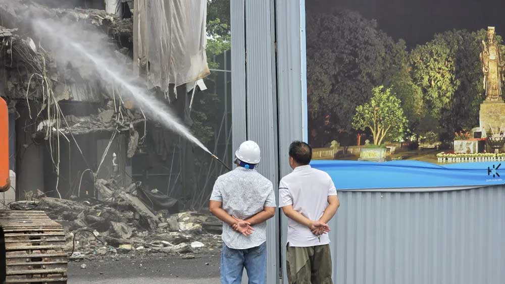 Hà Nội: Phun nước chống bụi khi phá dỡ tòa nhà Hàm cá mập