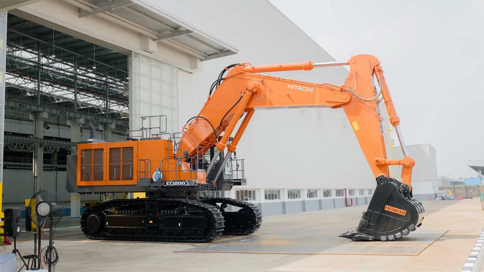 Máy xúc thủy lực siêu lớn EX1200 do Hitachi Construction Machinery Indonesia sản xuất