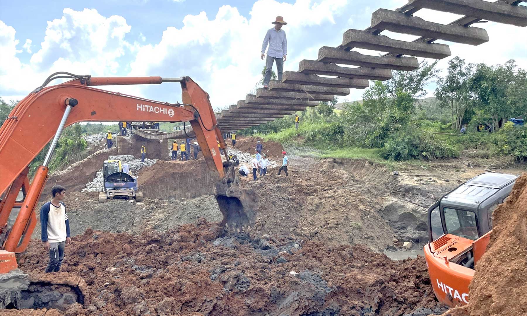 Phần nền đường ray bị xói lở hoàn toàn