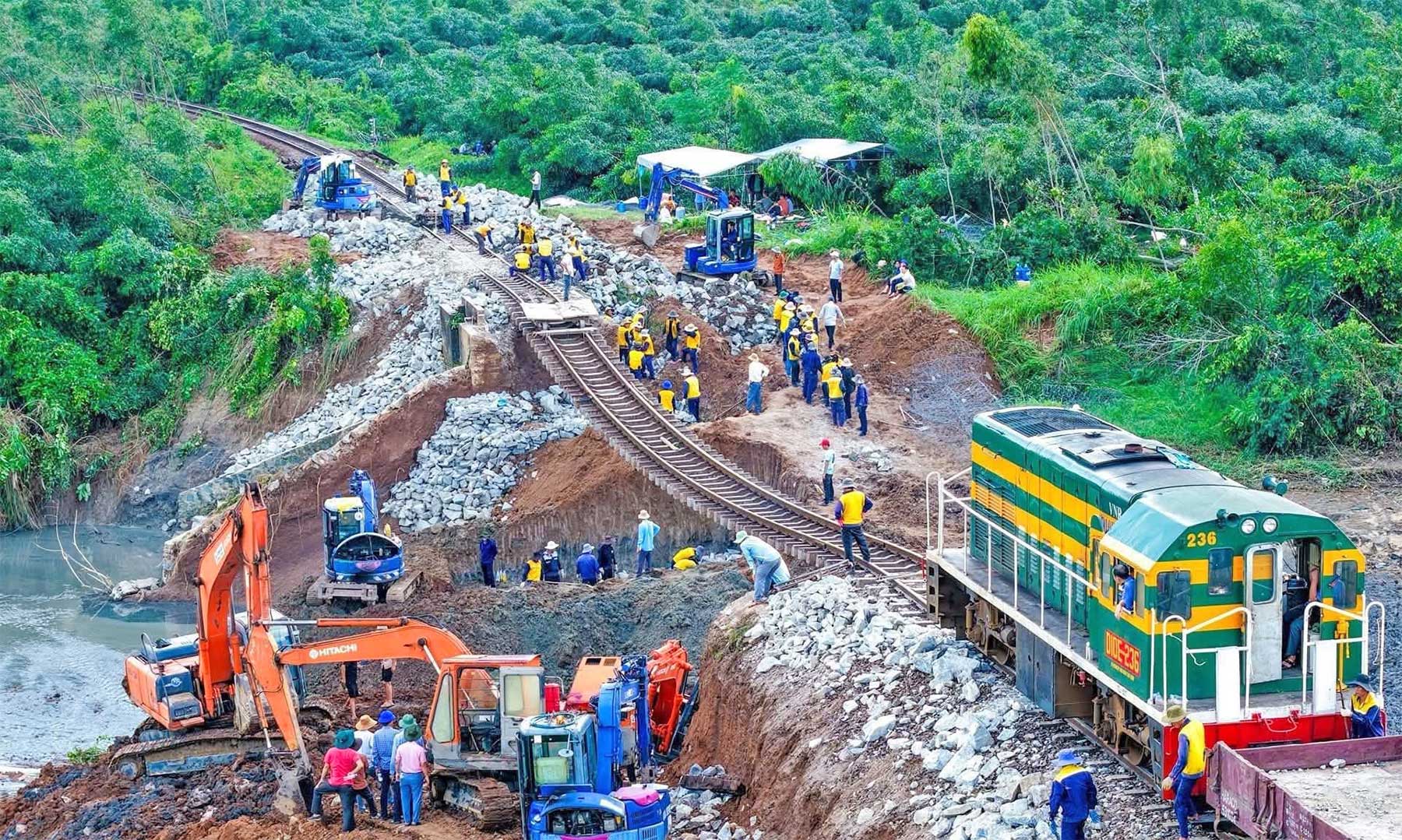 Khoảng 300 công nhân cùng phương tiện đang tích cực sửa chữa tuyến đường sắt bị hư hỏng