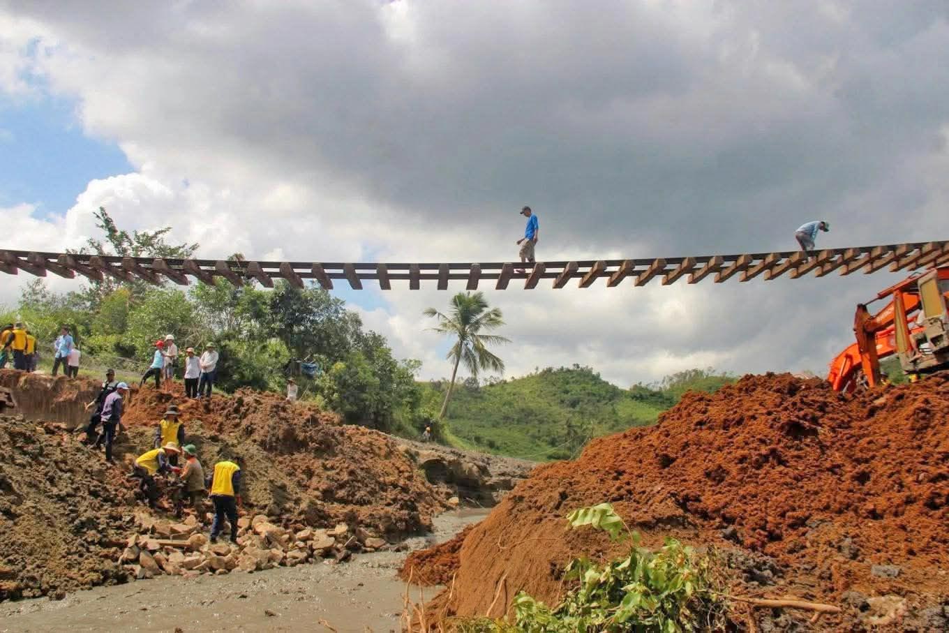 Bão số 13 quét qua đã khiến nền đường sắt Bắc - Nam đoạn qua tỉnh Gia Lai bị cuốn trôi, hai đường ray võng xuống như "cầu treo".