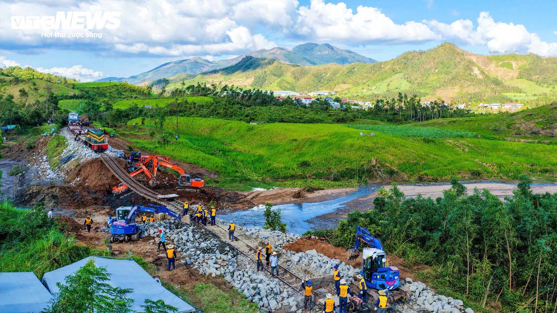 Phần nền đường ray bị xói lở hoàn toàn