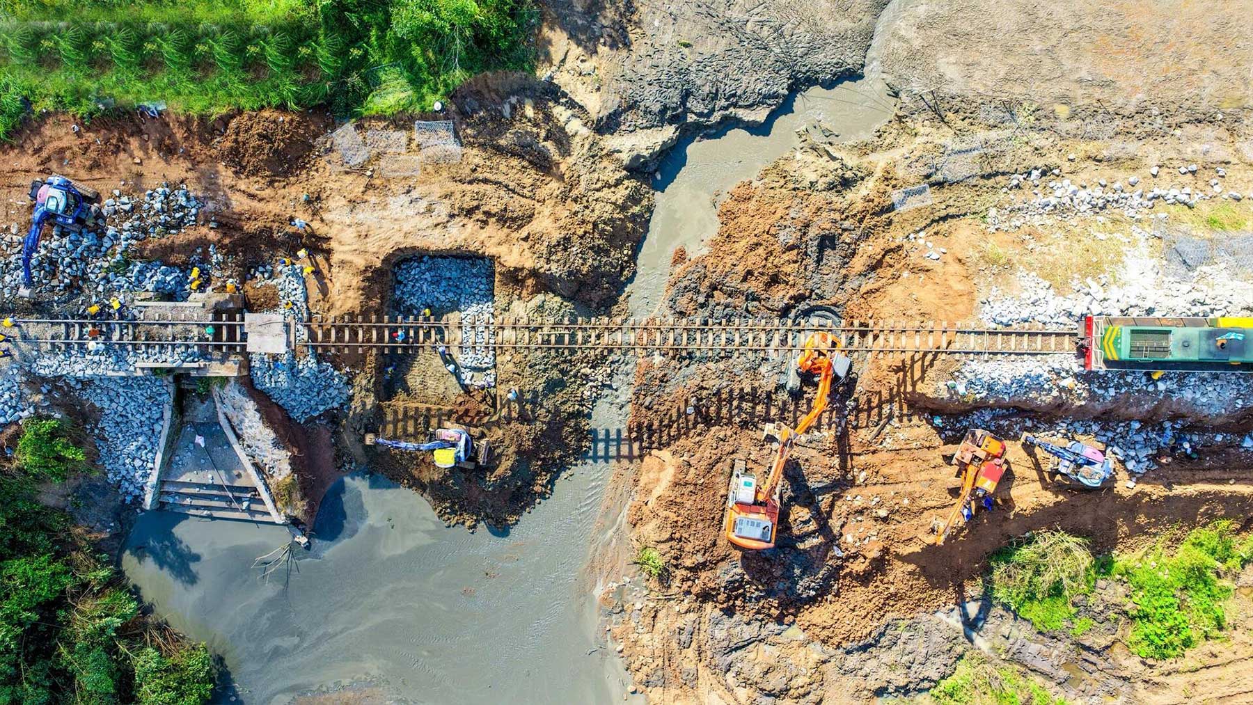 Phần nền đường ray bị xói lở hoàn toàn