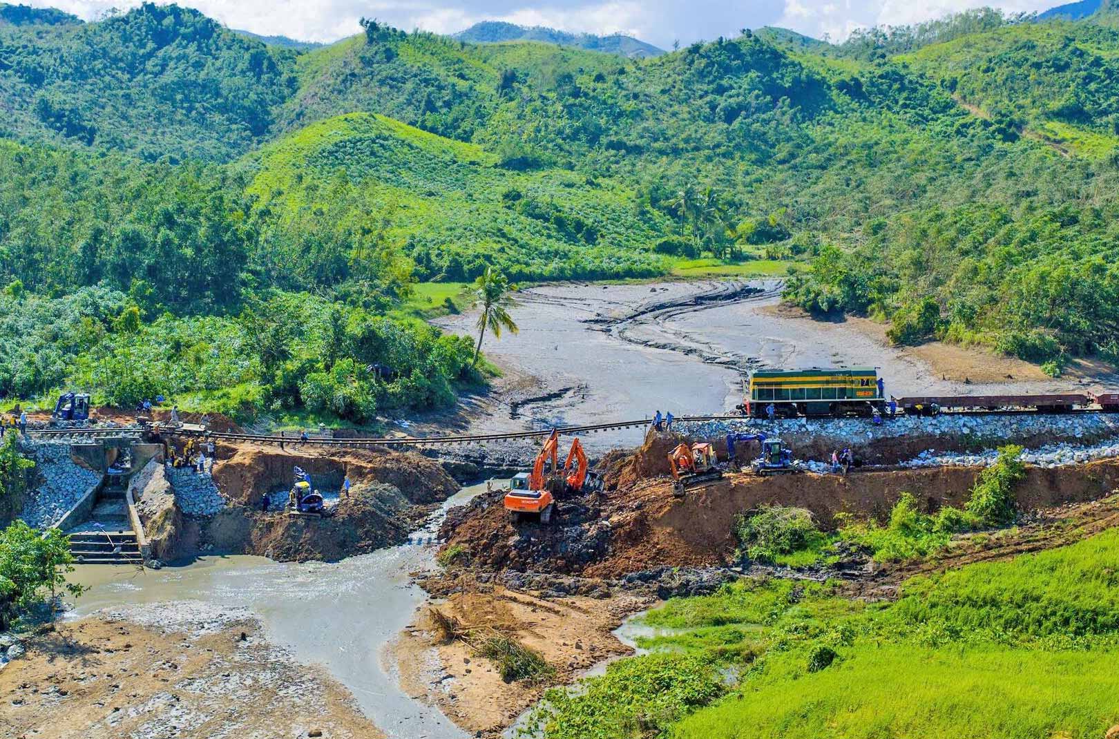 Ngành Đường sắt đặt mục tiêu hoàn thành cầu tạm và thông tuyến trong đêm nay, đảm bảo tàu qua điểm sạt lở với tốc độ 5km/h.
