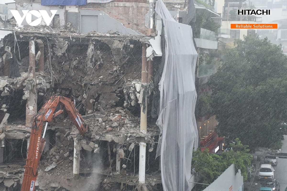 máy xúc phá dỡ Hitachi chuyên dụng phá dỡ tòa nhà Hàm Cá Mập nhìn từ trên cao