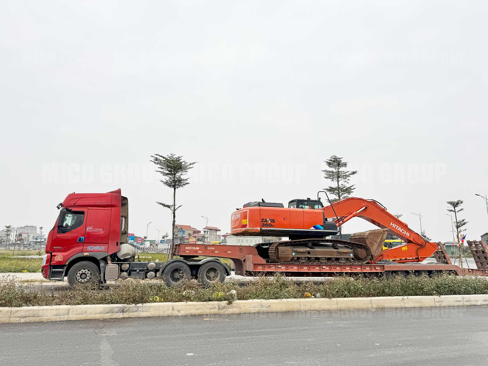 Máy xúc đào Hitachi ZX360H-5A được vận chuyển trên xe nâng đầu chở máy công trình.