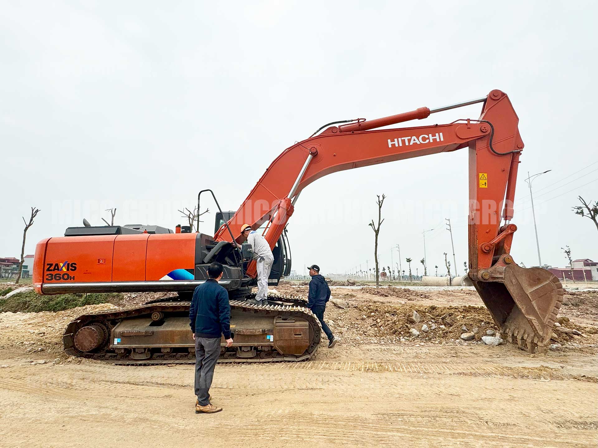 Khách hàng kiểm tra Máy xúc đào Hitachi ZX360H-5A