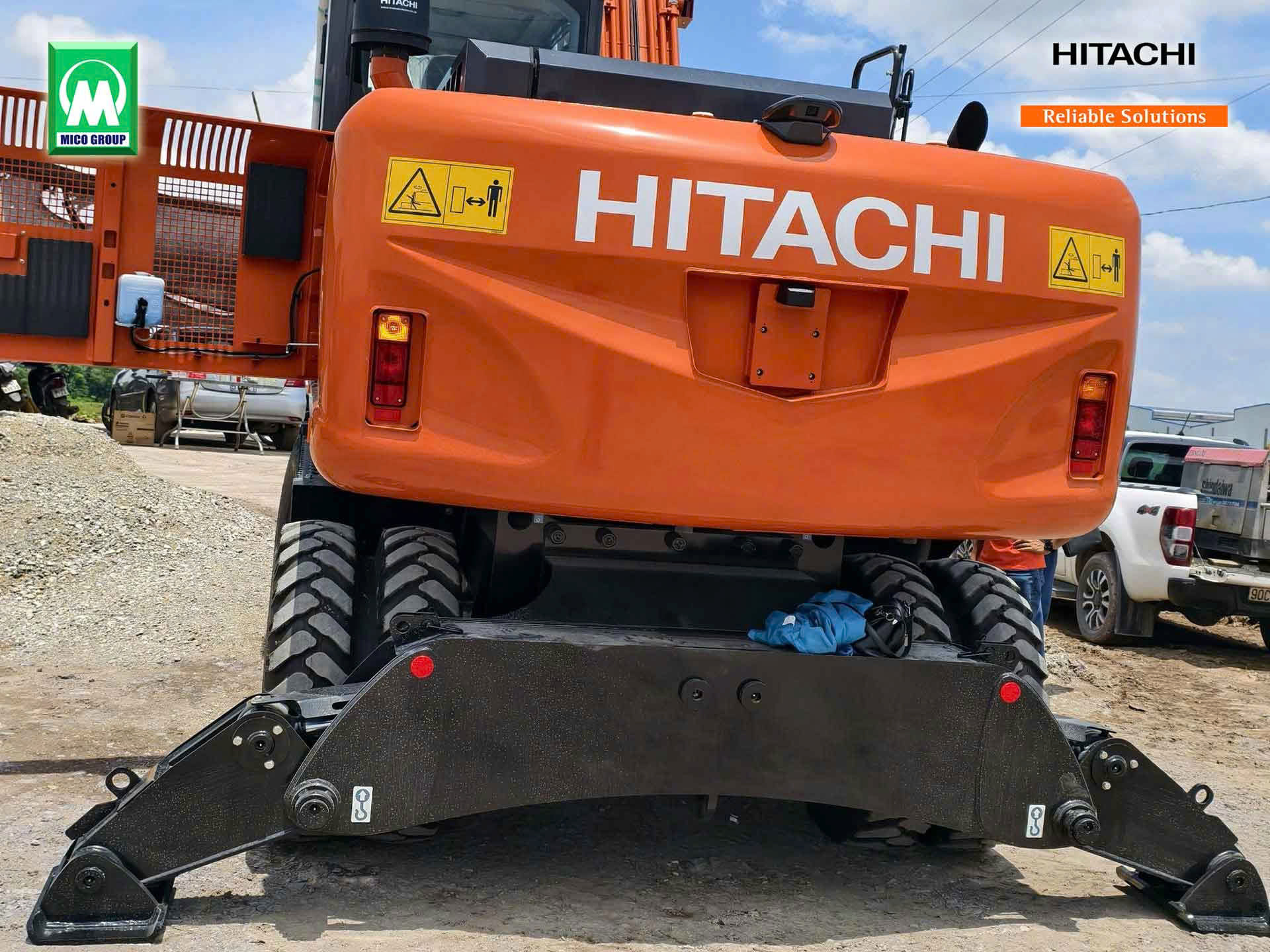 Máy đào bánh lốp Hitachi ZX170W 17 tấn