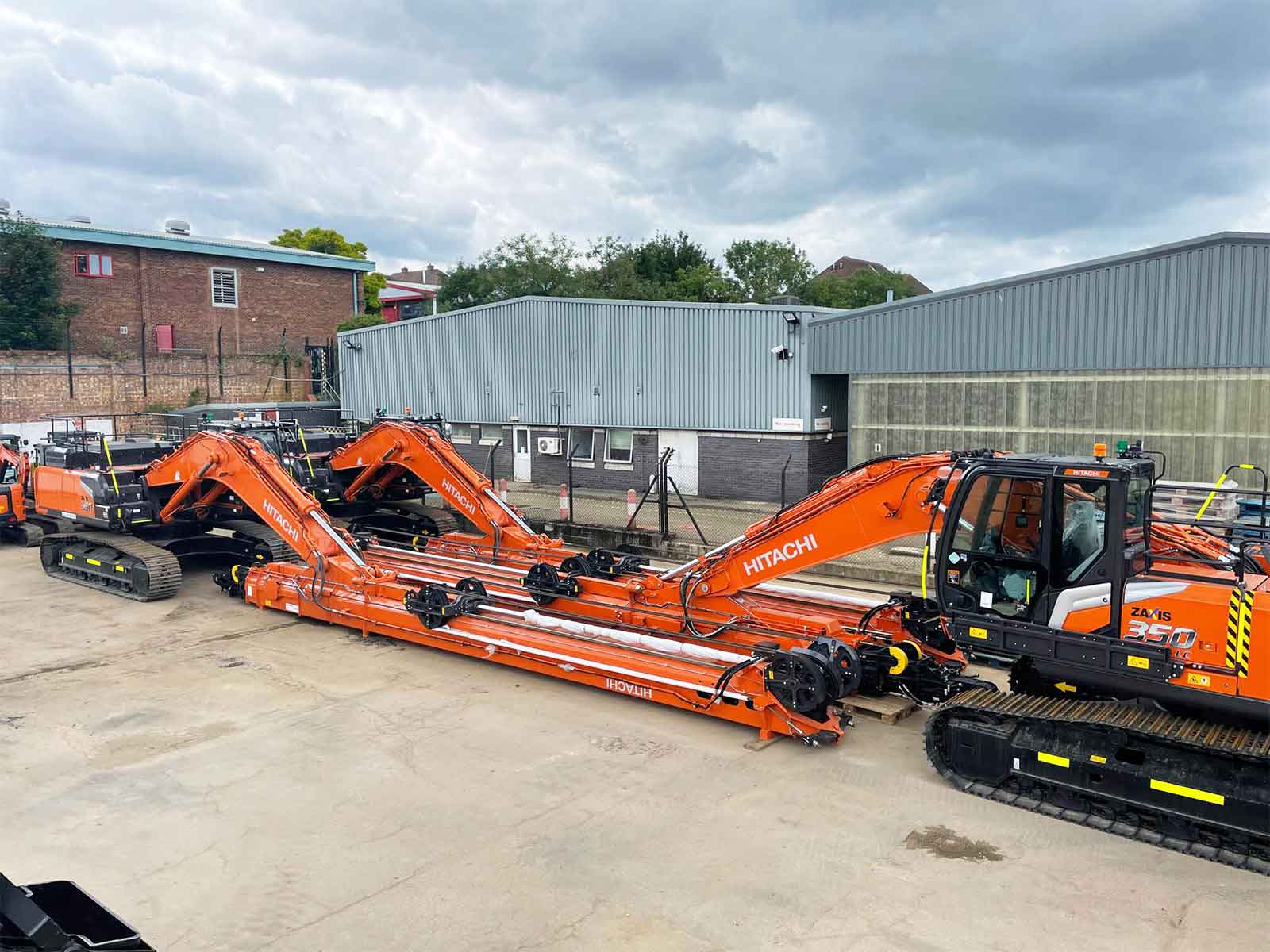 Máy đào gầu ngoạm cần thụt thò Hitachi có khả năng đào đất từ độ sâu đáng kể bên dưới mặt đất