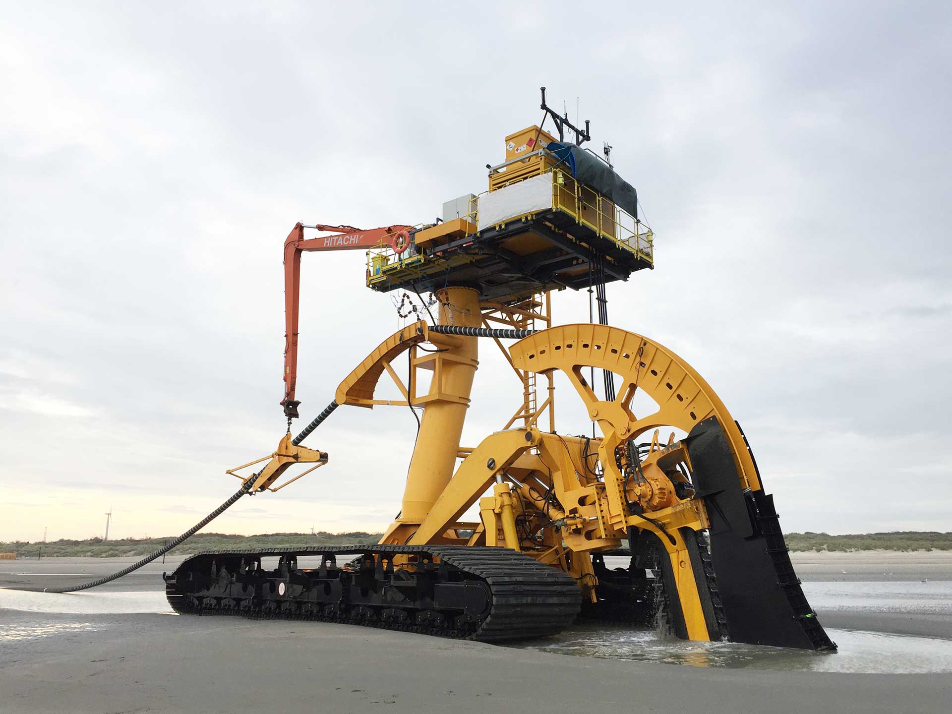 Máy đào rãnh Hitachi Sunfish sử dụng tại trang trại gió ngoài khơi
