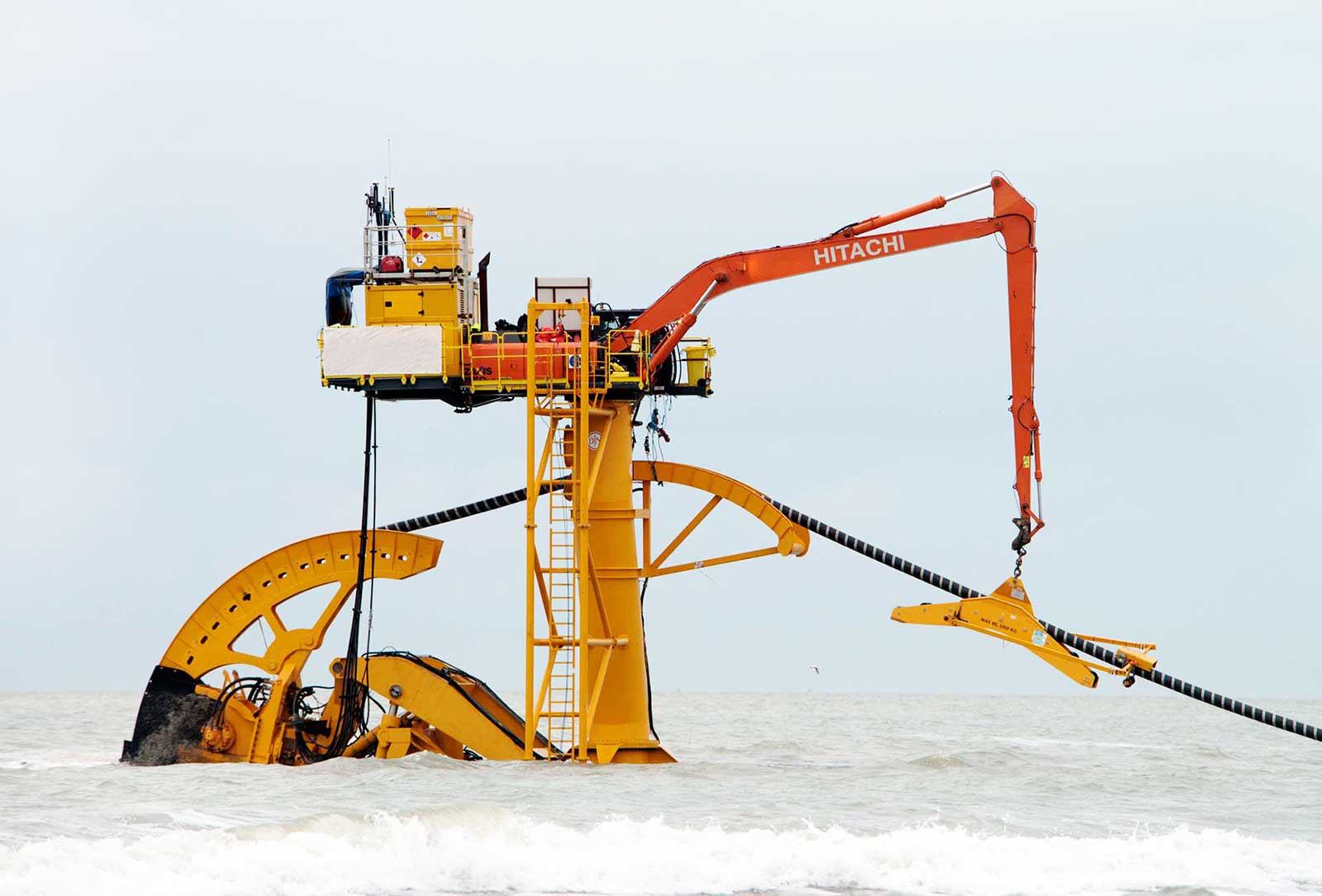 Máy đào cần siêu dài HITACHI đã được cải tiến để thực hiện công việc đầy thách thức này