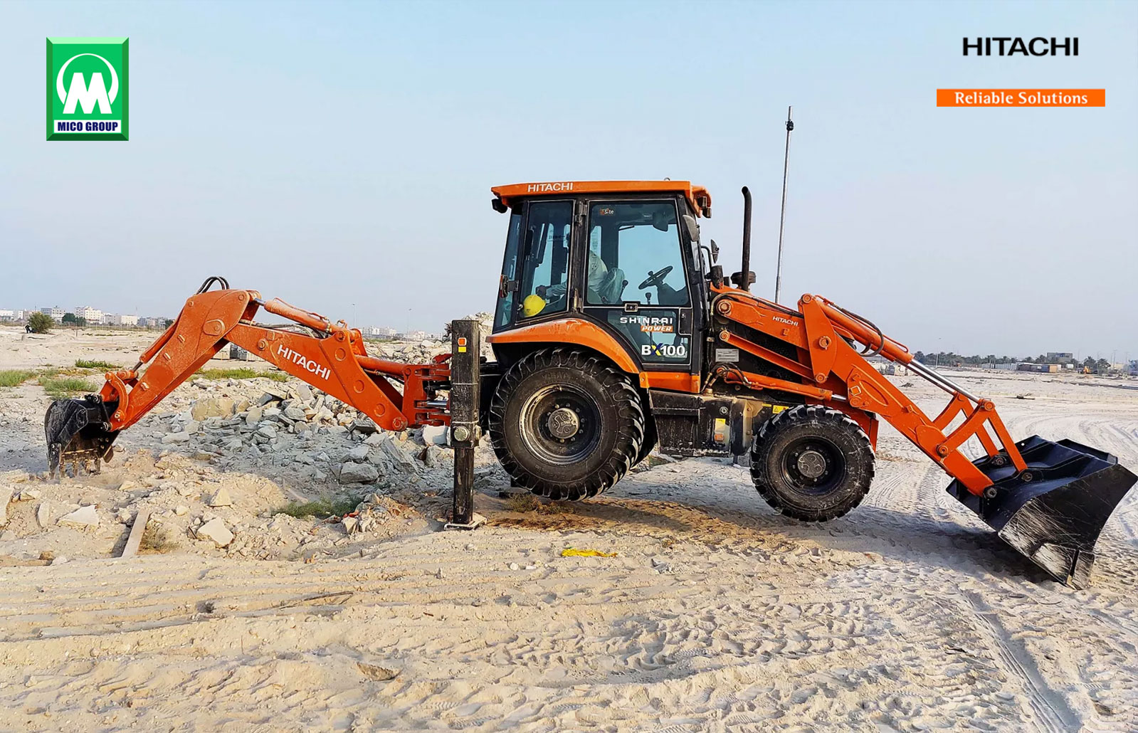 Máy xúc đào liên hợp Hitachi BX100 thống trị các công trường tại Việt Nam
