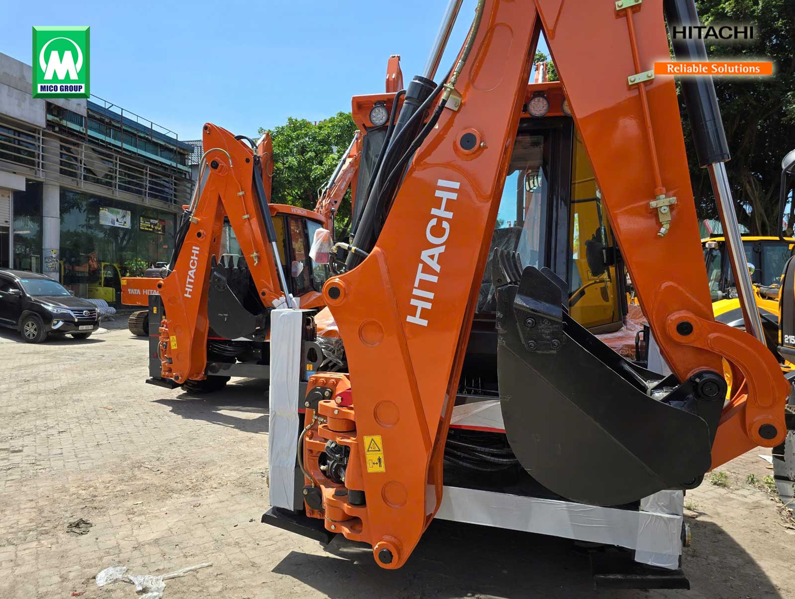 Máy xúc đào liên hợp Hitachi BX100 lần đầu tiên có mặt tại Việt Nam