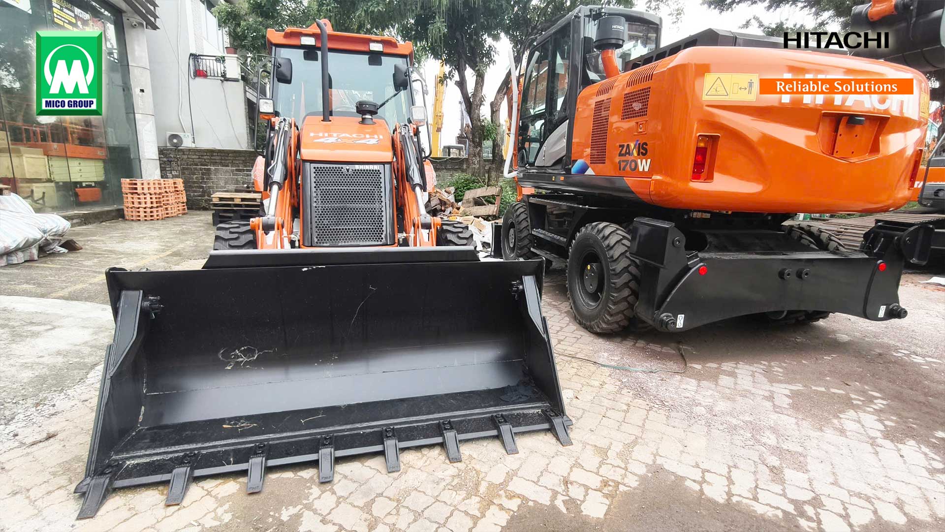Máy xúc đào liên hợp Hitachi BX100 với gầu xúc lật 1.1m3