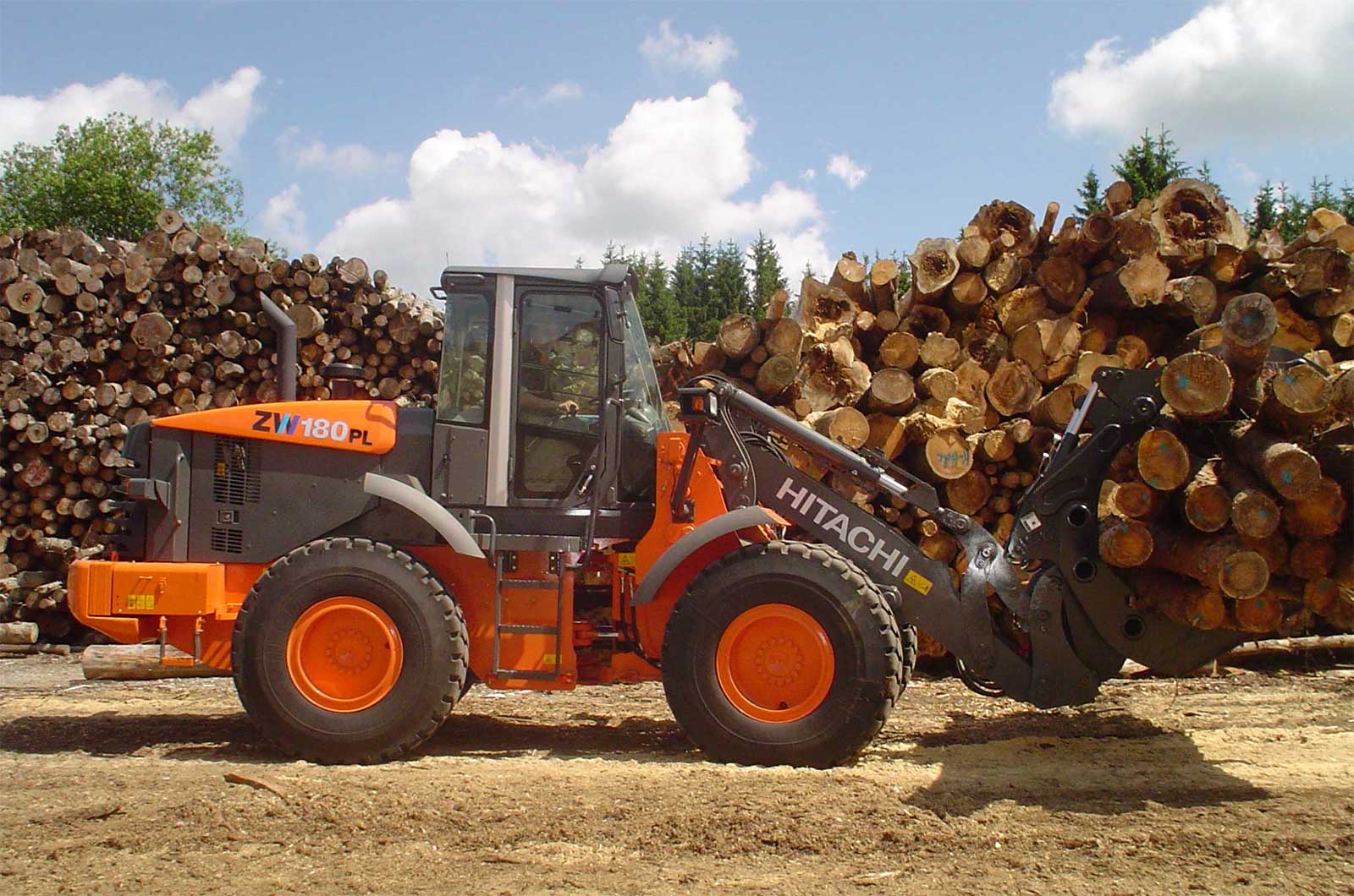 Máy xúc lật Hitachi ZW180PL xử lý gỗ