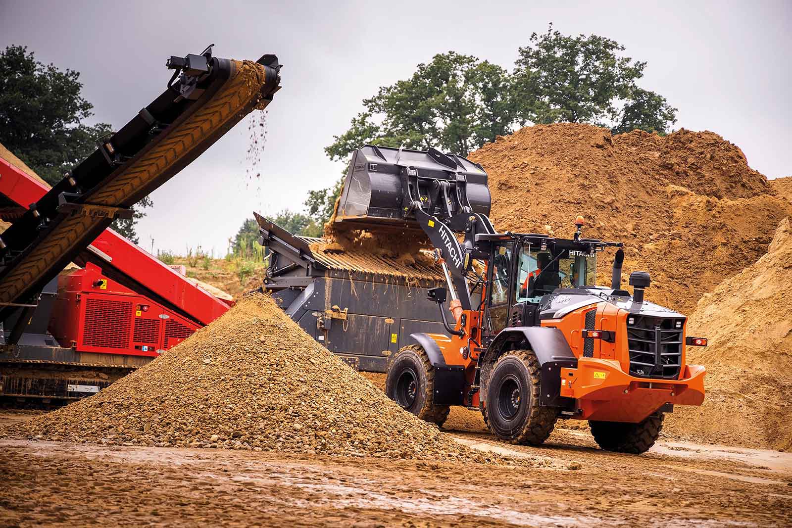Máy xúc lật Hitachi ZW180 trong mỏ đá