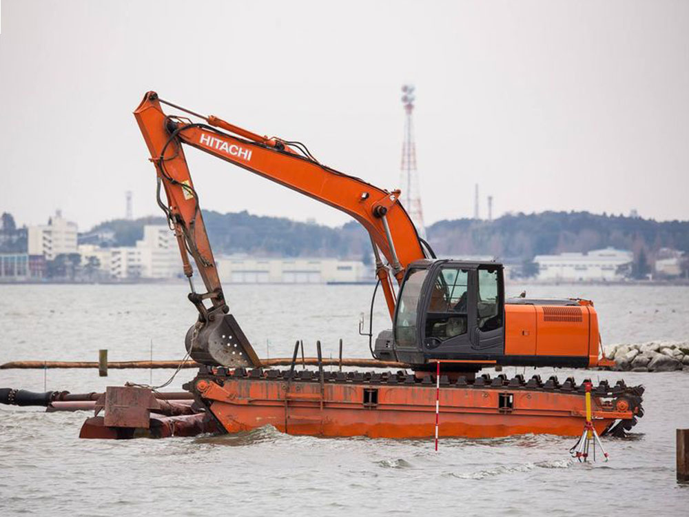 Máy đào lội nước Hitachi làm việc trên sông
